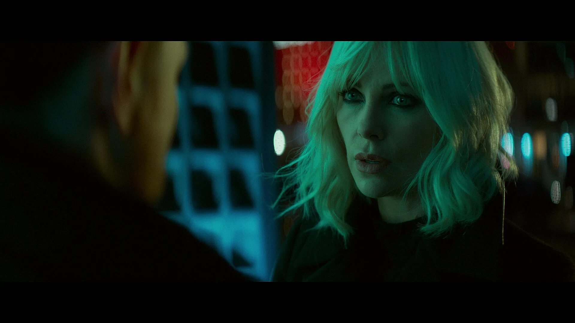 Blonde 2017. Шарлиз Терон Atomic blonde. Шарлиз Терон взрывная Блондинк. Шарлиз Терон атомная блондинка.