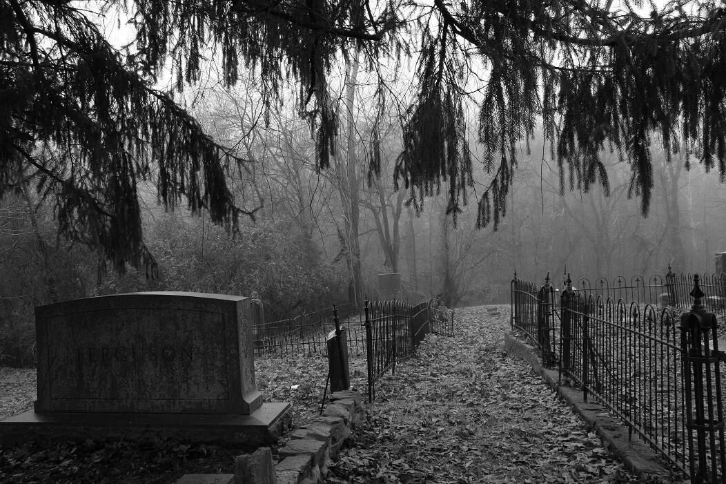 Готичное кладбище. Кладбище картинки. Эстетика кладбища ночью. Готское кладбище.