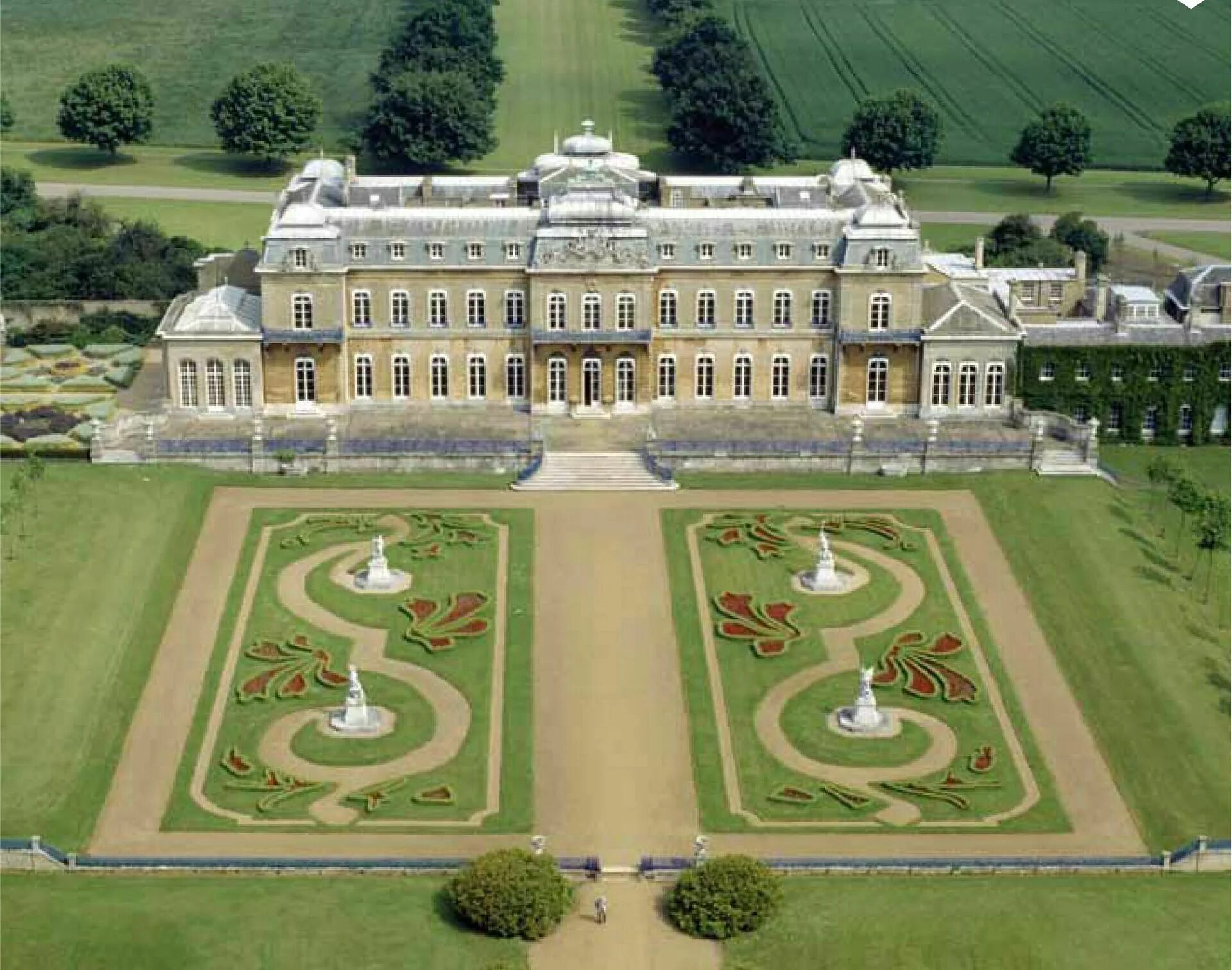 Дворцы классицизма. Англия поместье Мур парк. Дворец в Стоу Англия. Дворец Manor House. Парк Плейс Великобритания.