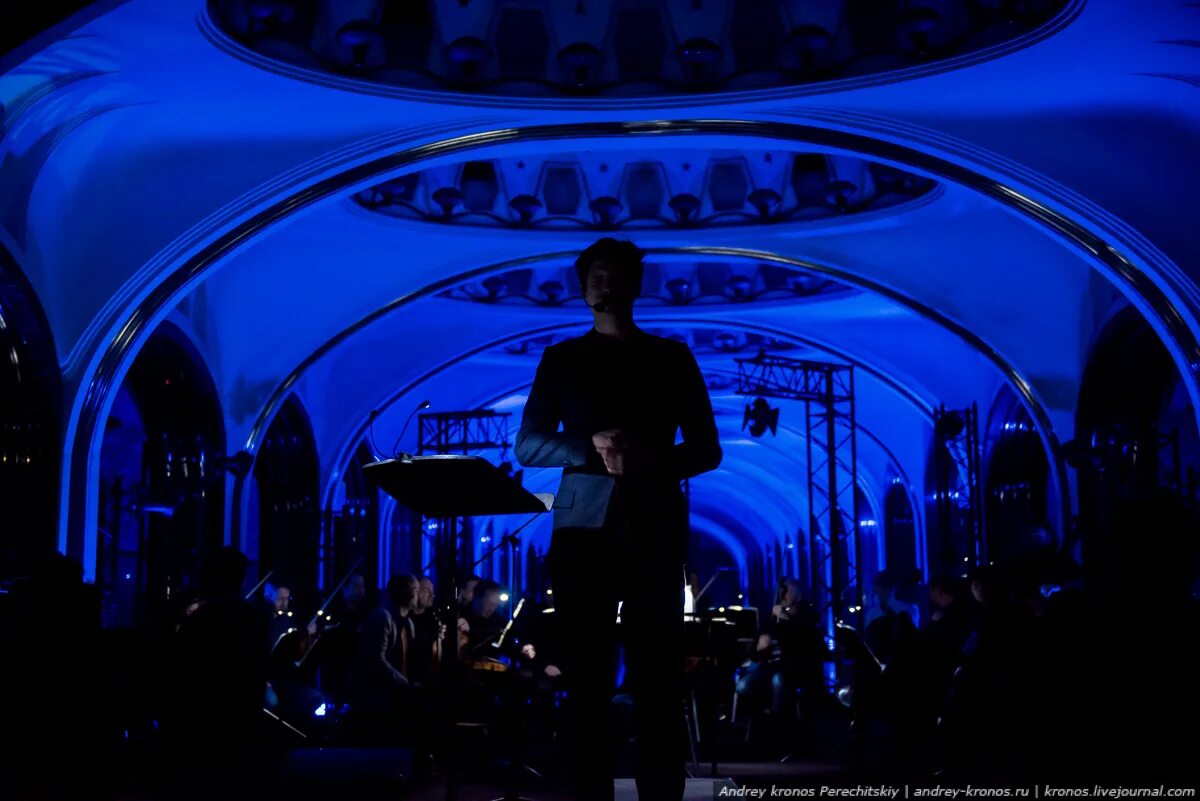 закулисье рок концерта. организаторы концертов за кулисами. по окончанию концерта мы прошли за кулисы. свет в театре. по окончанию концерта мы прошли за кулисы.