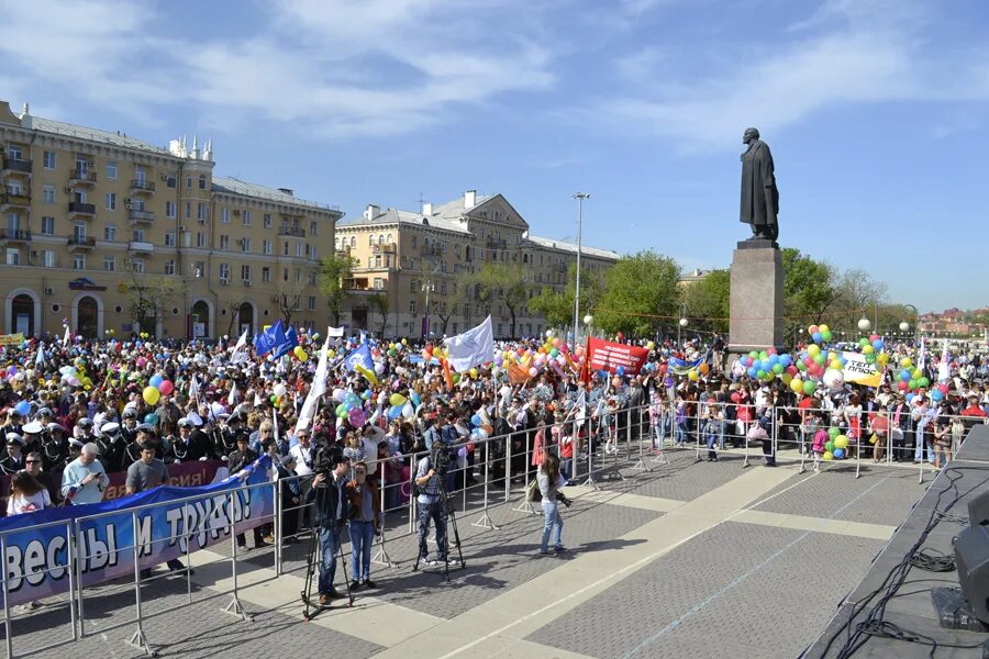 1 мая закрывают. Первомай Астрахань. Первомай байкеры Астрахань. Первомай Нарва -Ивангород. Первомай в Магадане.