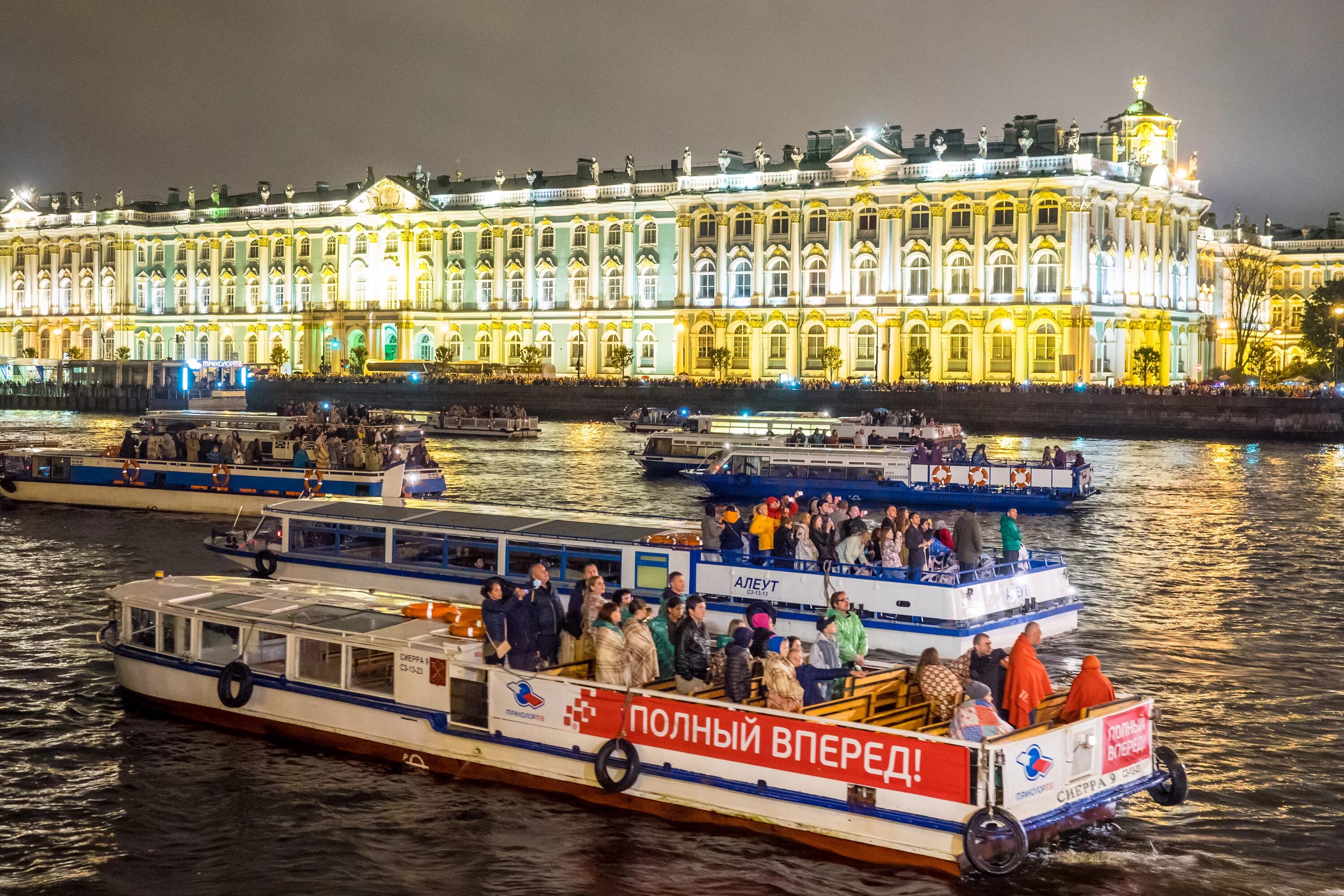 Санкт-Петербург. Туристы в Санкт-Петербурге. Тури́сты в Санкт-Петербу́рге. Питер туризм.