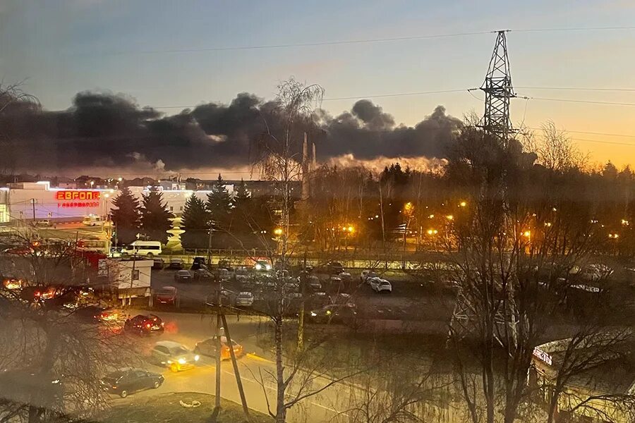 Утро декабря. Нефтенакопитель Курск. В Курске горит нефтенакопитель. Взрыв Курского аэродрома.
