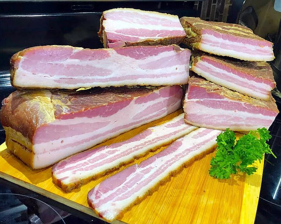 бекон в домашних условиях. как приготовить бекон дома. как приготовить бекон дома. подчеревок или грудинка. настоящий бекон.