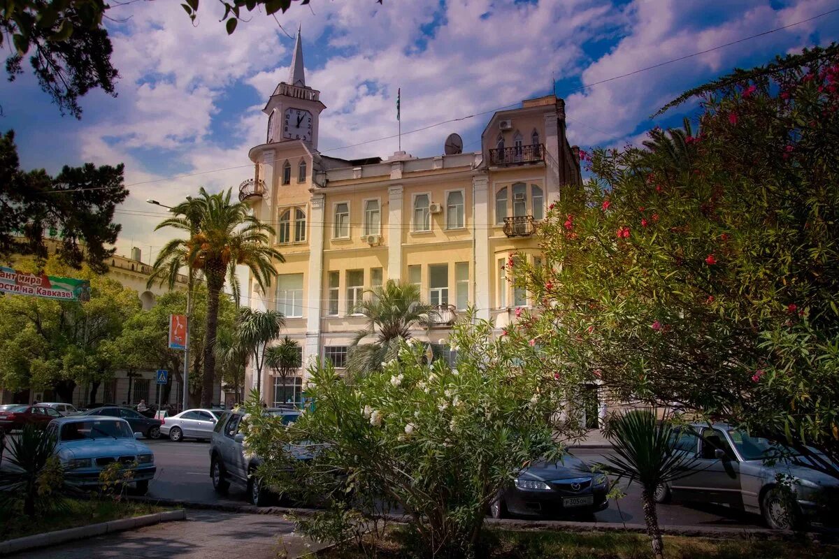 Президентский дворец абхазии сухум. Центр абхазии. Абхазия столица сухум. Столица абхазии сухуми. Столица абхазии сухум центр.