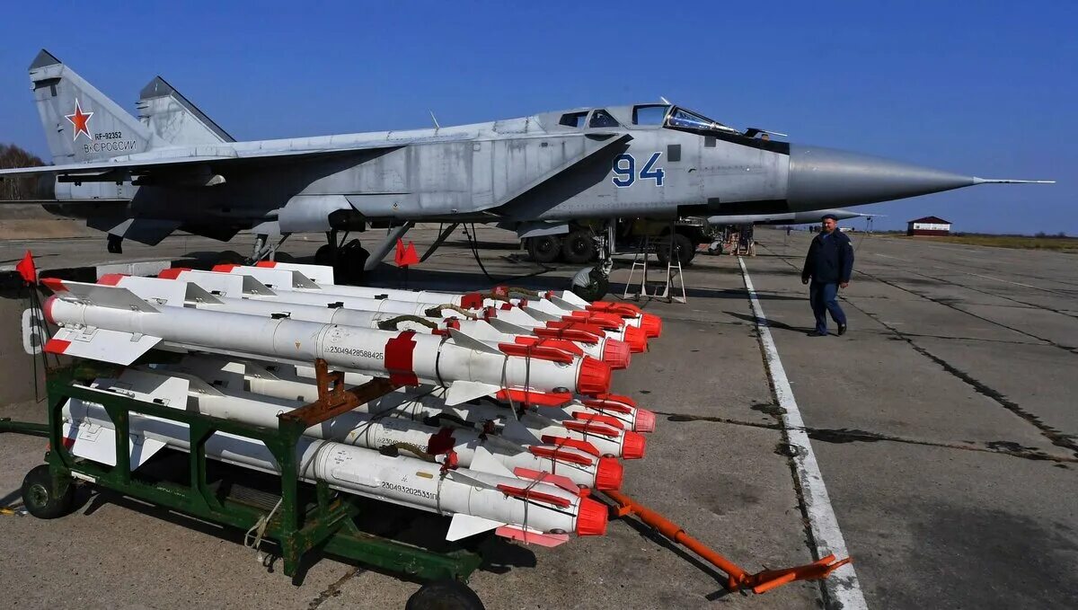 Ракета р 27р воздух воздух. Ракета воздух-воздух р-27. Самолетная ракета. Самолетная ракета. Самолетная ракета.