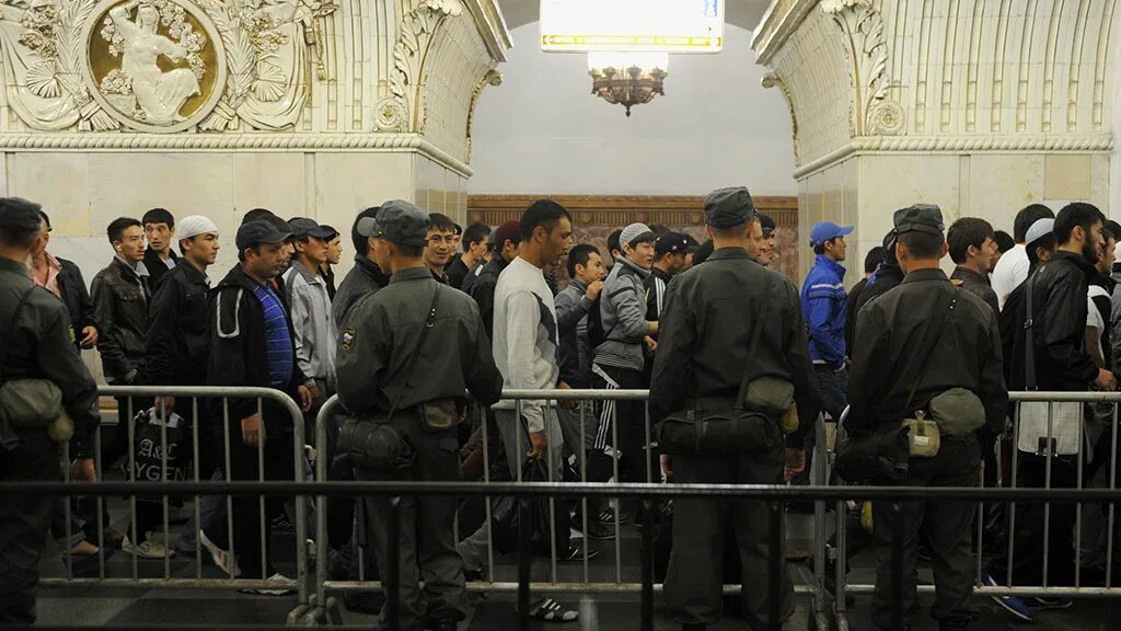 Таджики в санкт петербурге. Мигранты в метро. Мигранты в метро Москва. Мигранты в Московском метро. Таджики в метро в Москве.