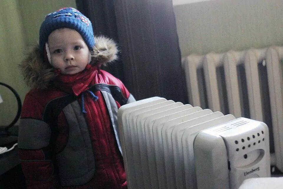 Обогреватель в бараке. Отопление в детсадах. Обогреватели в детском саду можно ли. Вешалка для белья на отопительной батарее. Неисправные печи и отопительные приборы.