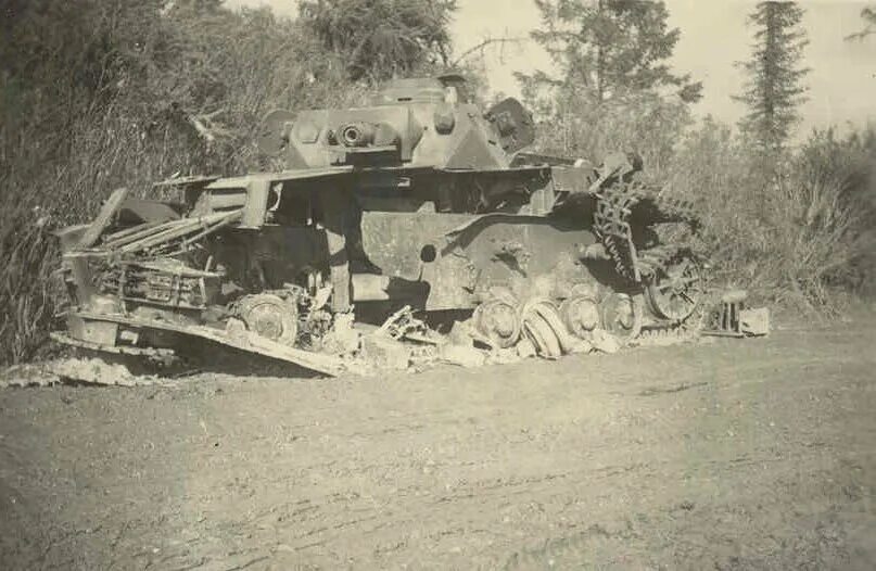 Где подбитая техника. Подбитый немецкий танк 1941. Подбитый танк т-26. Разбитая немецкая техника под Москвой 1941.