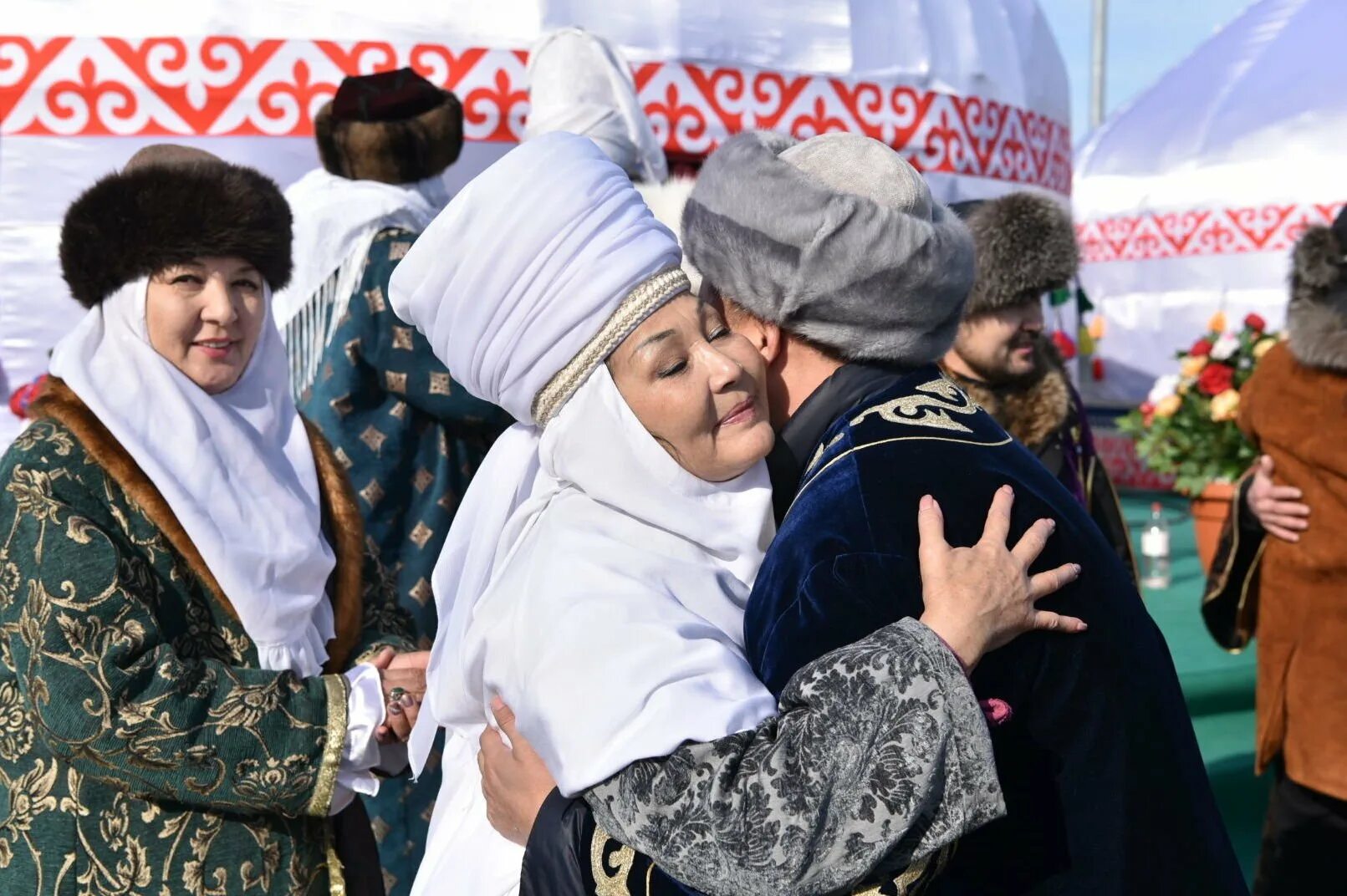 Праздник Наурыз в Казахстане. Приветствие казахов. Казахи мусульмане. Казахи здороваются. Көрісу күні картинки