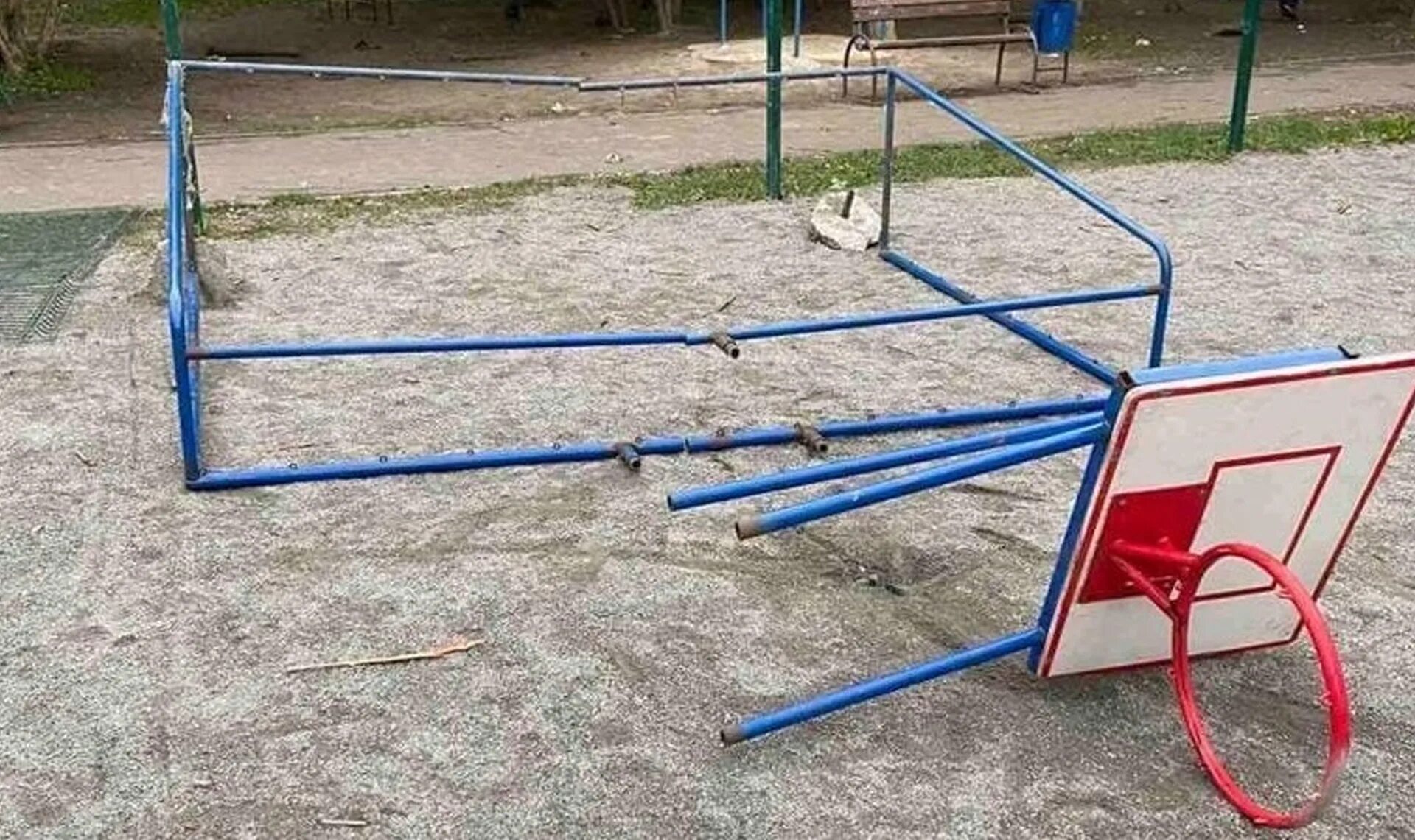Нашли опасную детскую площадку