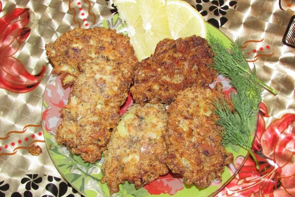 Рецепт котлет из консервов. Котлеты из рыбных консервов. котлеты из сайры. котлеты из сайры консервированной. рыбный котлеты в консерве.