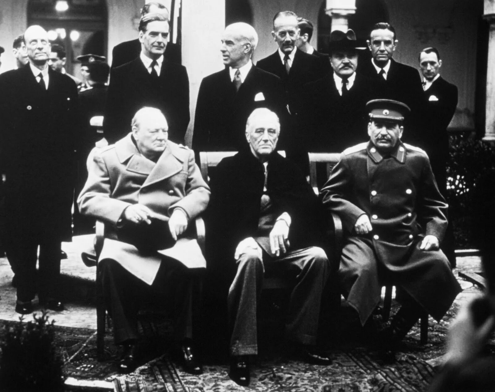Сталин Черчилль и Рузвельт в Ялте. Сталин Рузвельт и Черчилль на Ялтинской конференции. Рузвельт Франклин Ялтинская конференция. Фотография Сталин Рузвельт Черчилль.