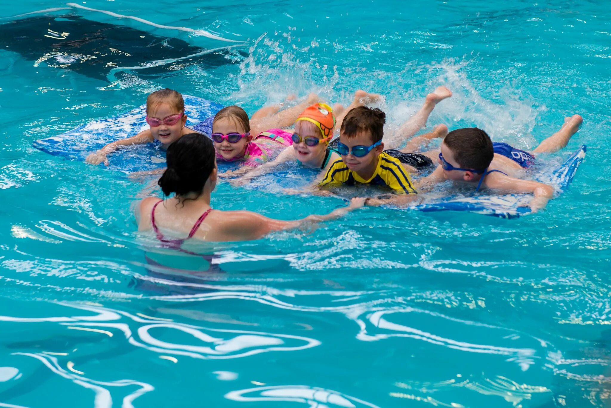 The children are swimming. Занятия в бассейне для детей. Дети в бассейне. Плавание дети. Оздоровительное плавание для детей.