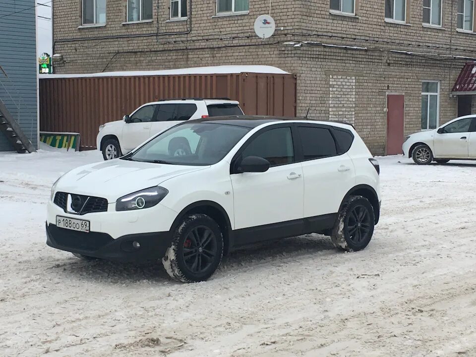 J10 рестайлинг. Nissan qashqai j10 белый. nissan qashqai j10 r18. nissan qashqai j10 black. nissan qashqai 2011 tuning белый.