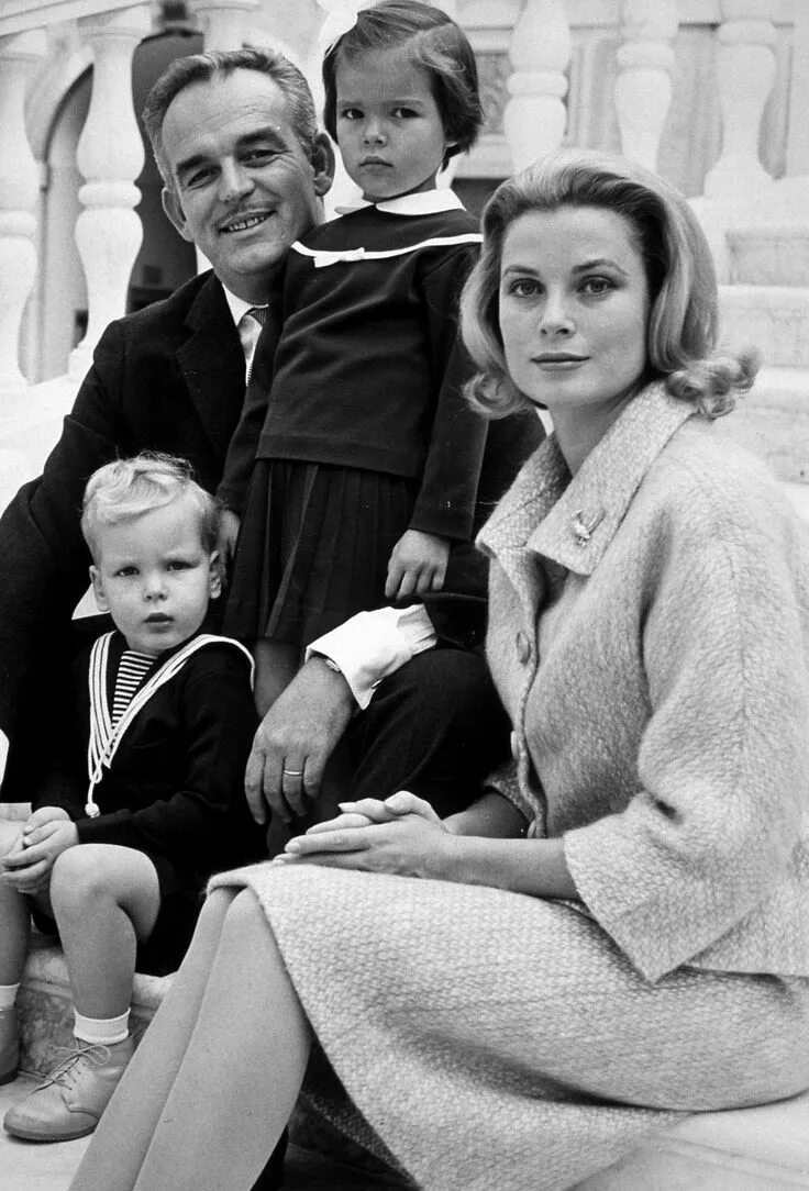 Дети грейс келли. Принцесса Монако Грейс Келли. Грейс Келли с мужем. Грейс Келли и Ренье 3 с детьми. Принцесса Монако Грейс с мужем.