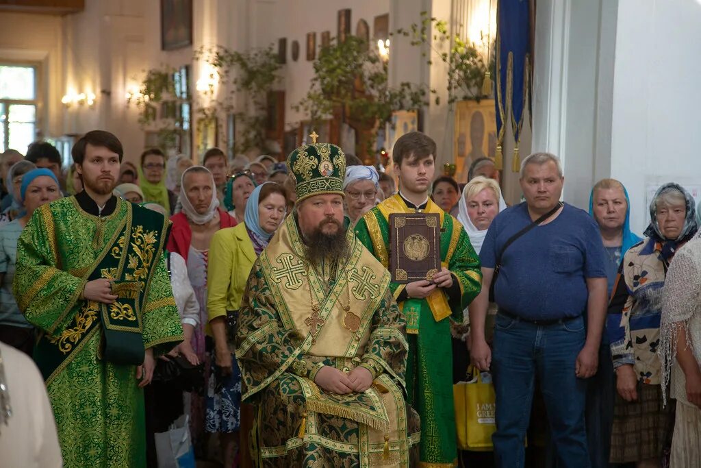 Сошествия духа лазаревском. Храм Сошествия Святого духа на Лазаревском кладбище. Храм Сошествия Святого духа на Лазаревском кладбище духовенство.