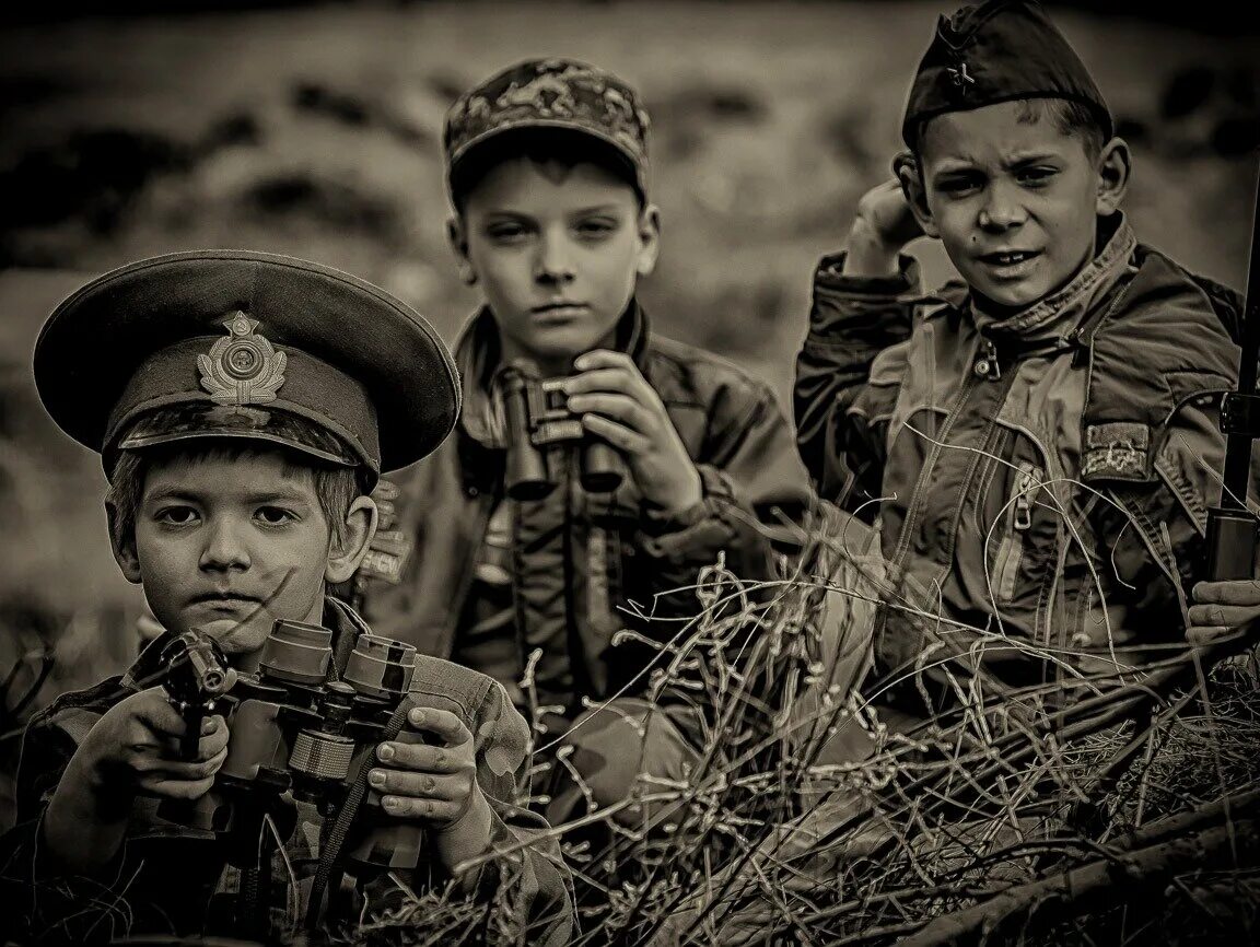 Играют мальчики в войну текст. Дети войны. Мальчики играют в войну. Мальчик на войне. Мальчишки на войне.