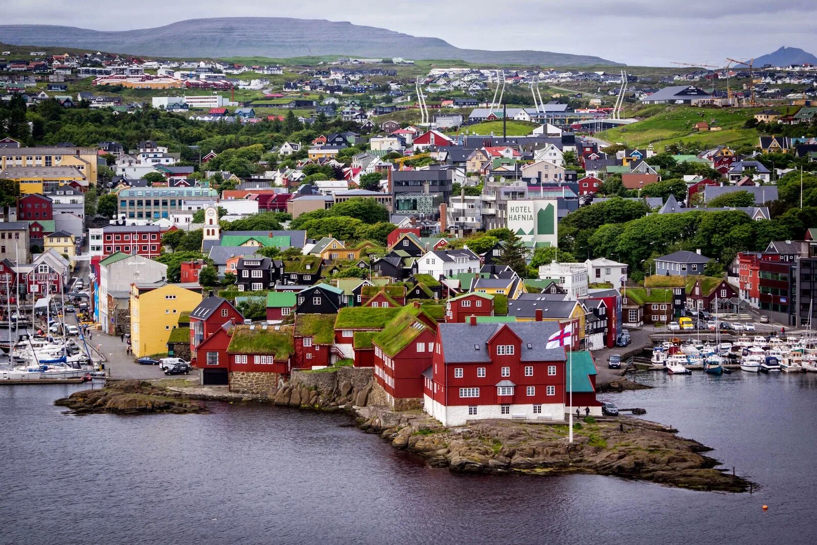 Самый большой остров в дании. Фарерские острова Tórshavn. Город Торсхавн и Фарерские острова.