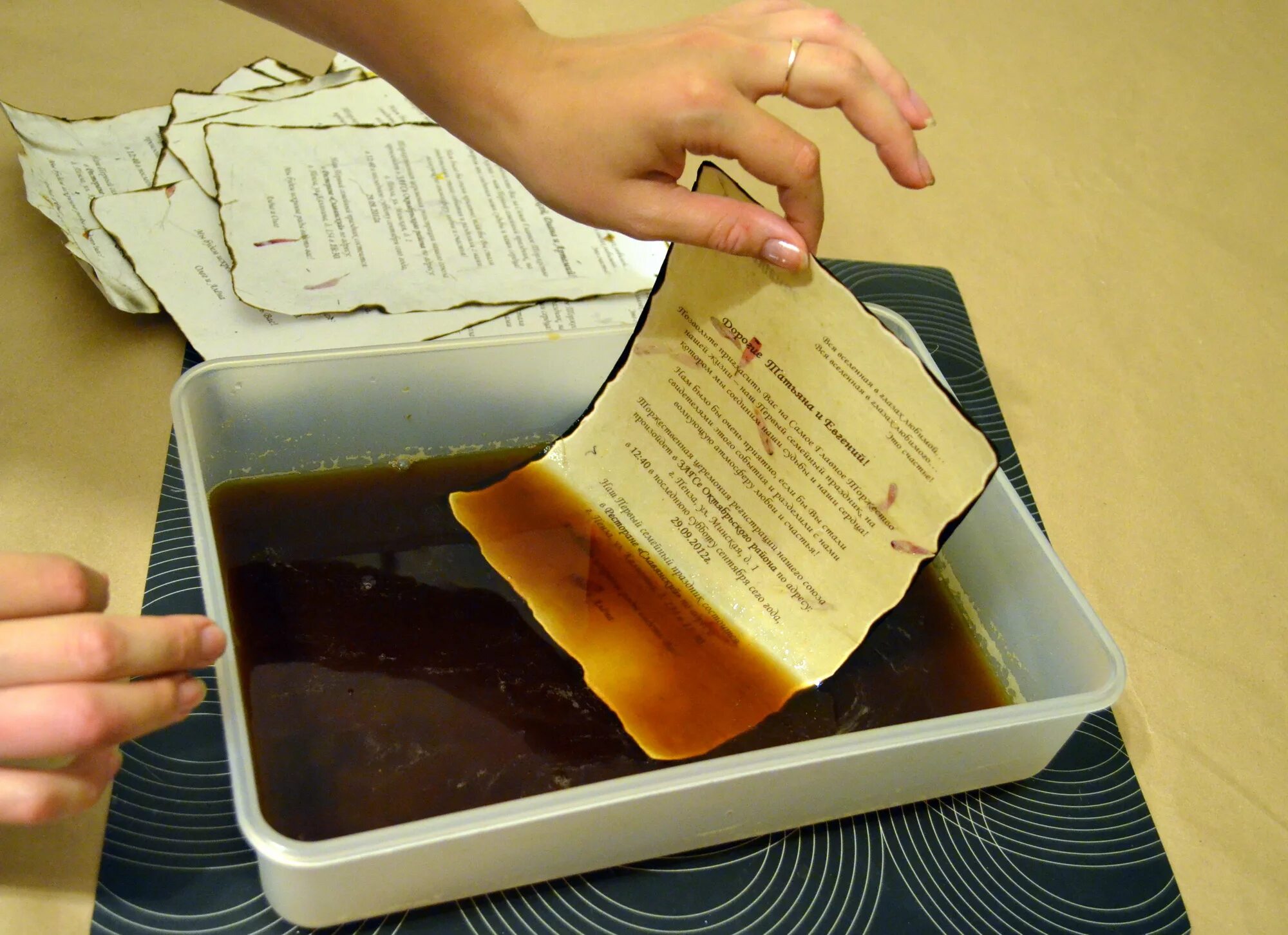 Состаренная бумага. Состаривание бумаги. Как сделать коричневую бумагу. Как сделать коричневую бумагу. Светло коричневая бумага для косяка.