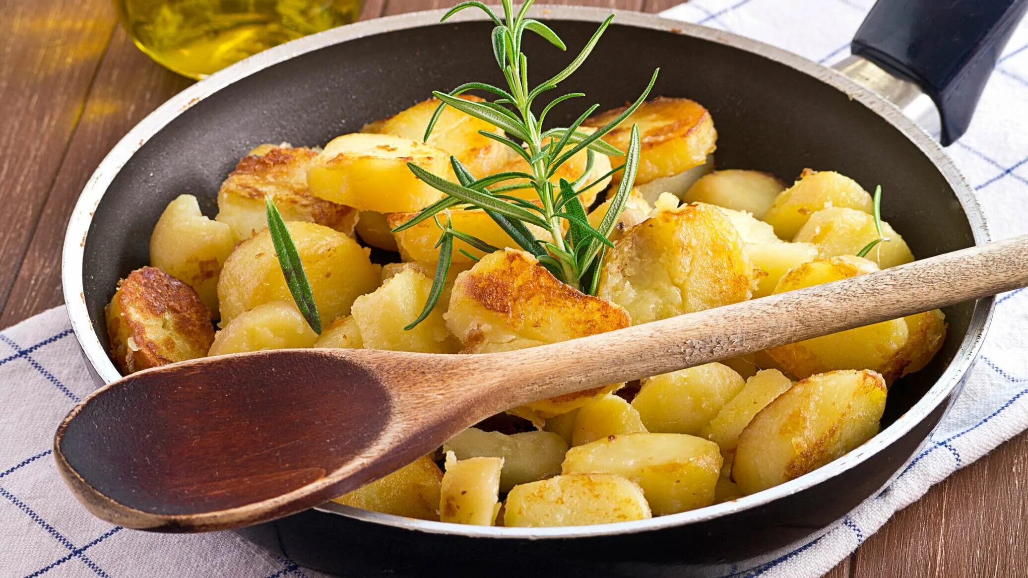 Можно ли жареную картошку в пост. Блюда из картофеля. Жареная картошка на сковороде. Красивые блюда из картофеля. Картошка блюда из картошки.