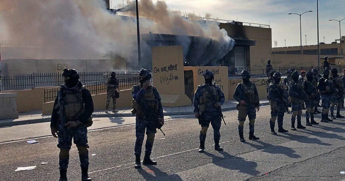 Нападение на посольство. Американское посольство в Багдаде. Нападение на посольство США В Бенгази. Посольство США Багдад Ирак.