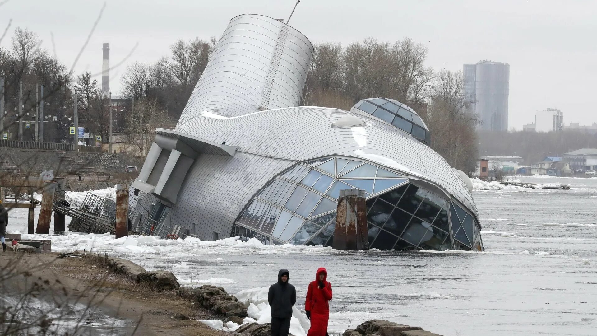 Дом 21 03 2024 новая жизнь. Ресторан кит Санкт-Петербург затонул. Плавучий ресторан серебряный кит. Плавучий ресторан кит СПБ. Серебряный кит затонул СПБ.