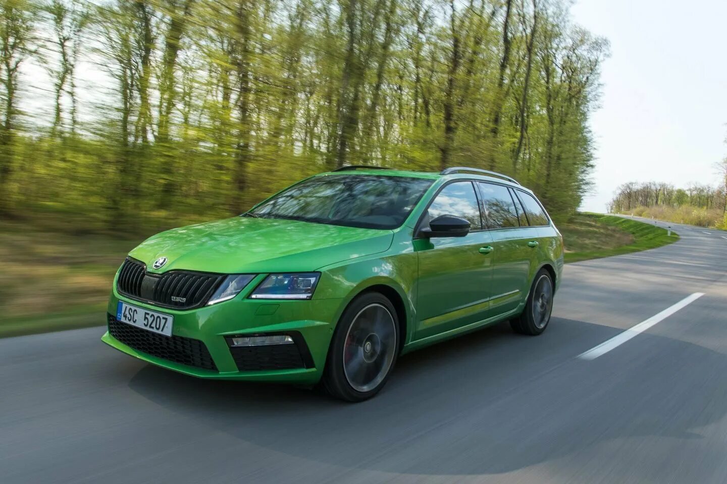 Шкода лс. Skoda Octavia a8 зеленая. Skoda Octavia RS 2023.