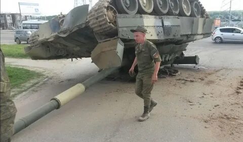 Танк переехал машину
