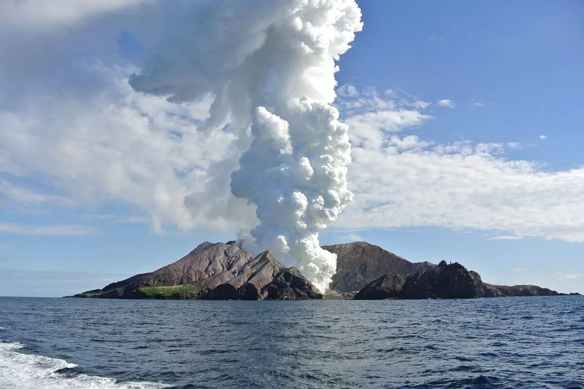 Volcano island. Вулканический остров Уайт-Айленд. Вулкан белый остров новая Зеландия. Уайт Айленд новая Зеландия. Белый остров новая Зеландия вулкан извержение.