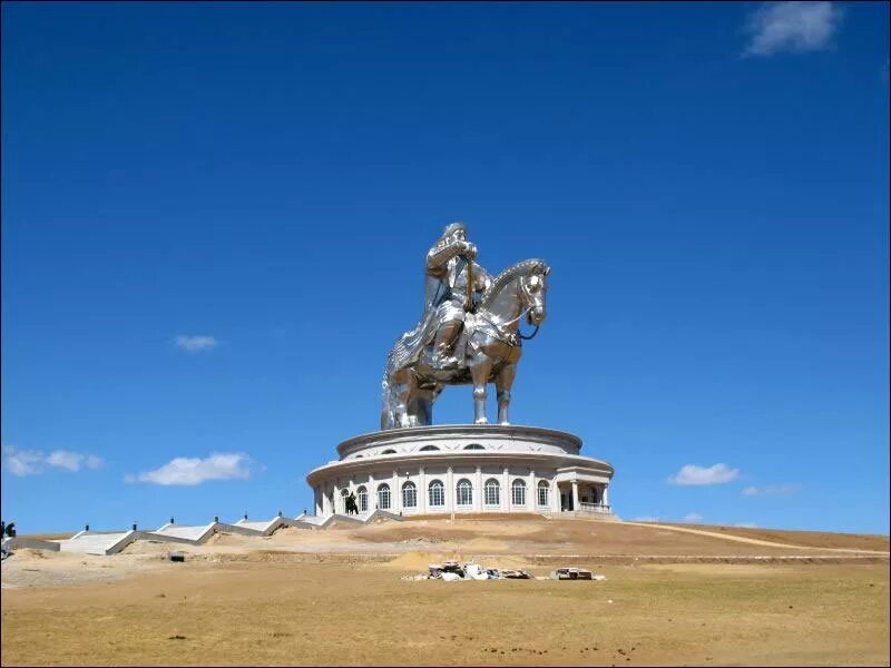 Конная статуя чингисхана в цонжин-болдоге. Статуя чингисхана в цонжин болдоге улан батор. Статуя чингисхана в цонжин болдоге улан батор. Конная статуя чингисхана в монголии. Монголия улан-батор конная статуя чингисхана.
