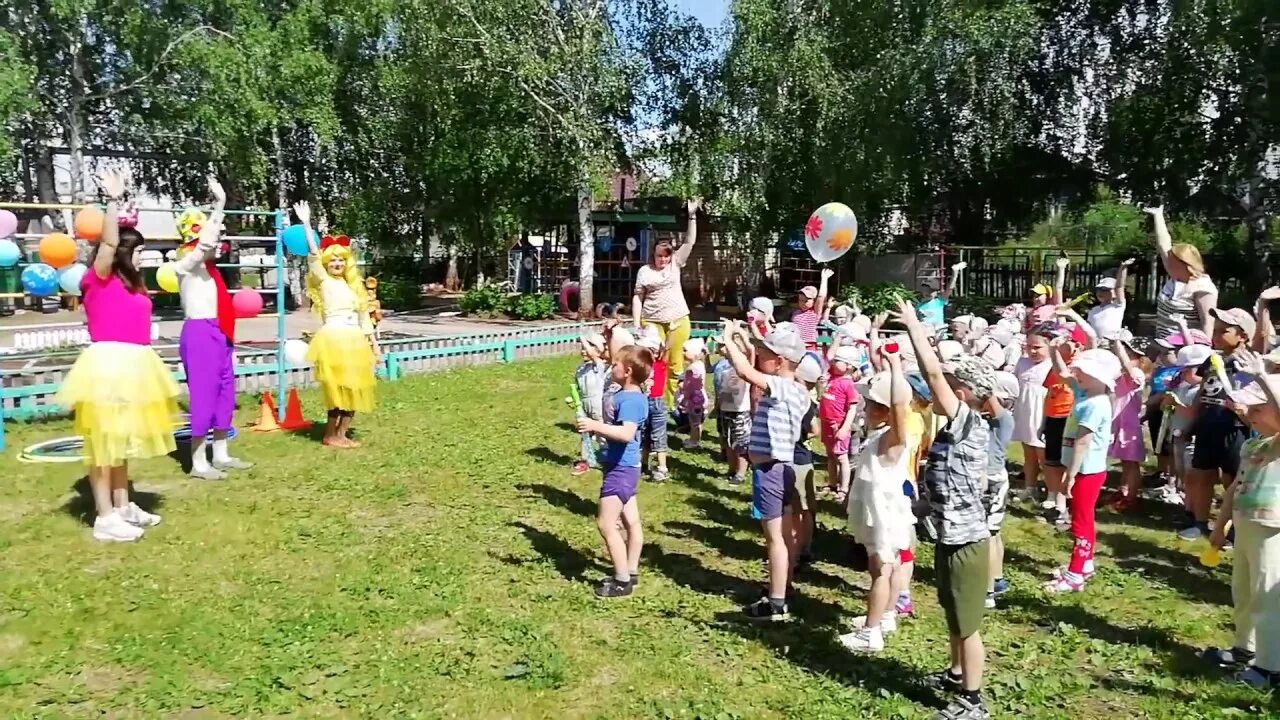 Песни игра замри двигайся. Летний флешмоб в детском саду. Флешмоб Двигайся замри. Танец Двигайся замри в детском саду. Двигайся танцуй замри.