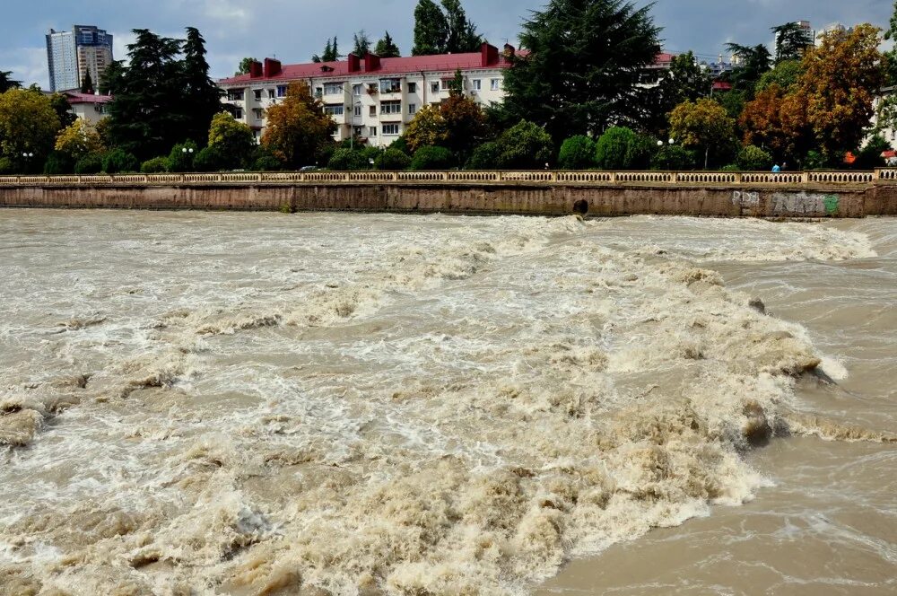 черное море адлер. сочи зимой море. шквалистый ливень сочи. погодная обстановка в сочи. ноябрьский сочи.