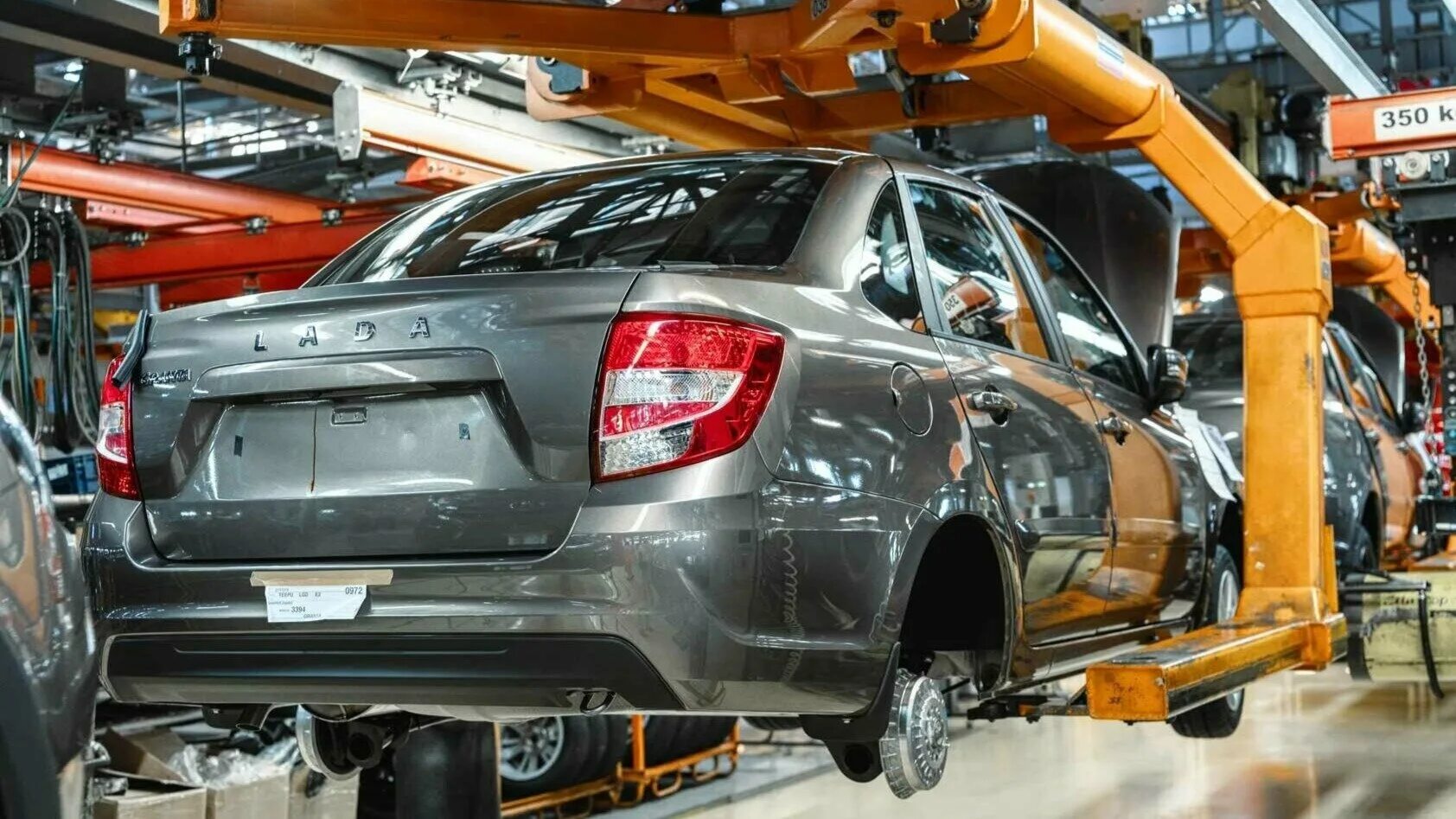 машина лада веста 2022. автоваз подорожание 2024. автоваз подорожание 2024. машины в круг автоваз. лада гранта классик 2022.