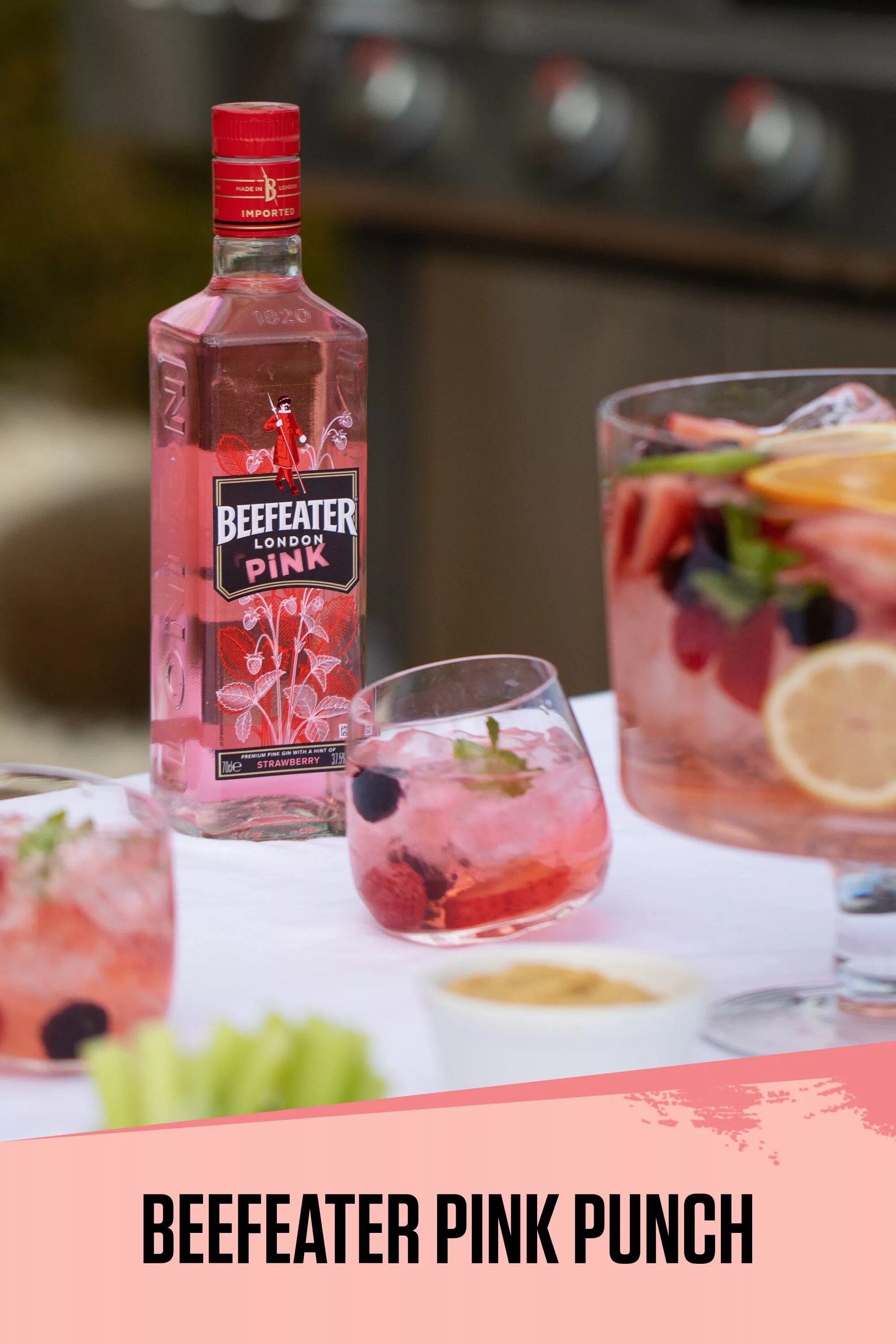 С чем пить розовый джин. Джин Beefeater Pink коктейль. Бифитер Джин розовый. Бифитер Пинк коктейли. Бифитер Пинк алкоголь.