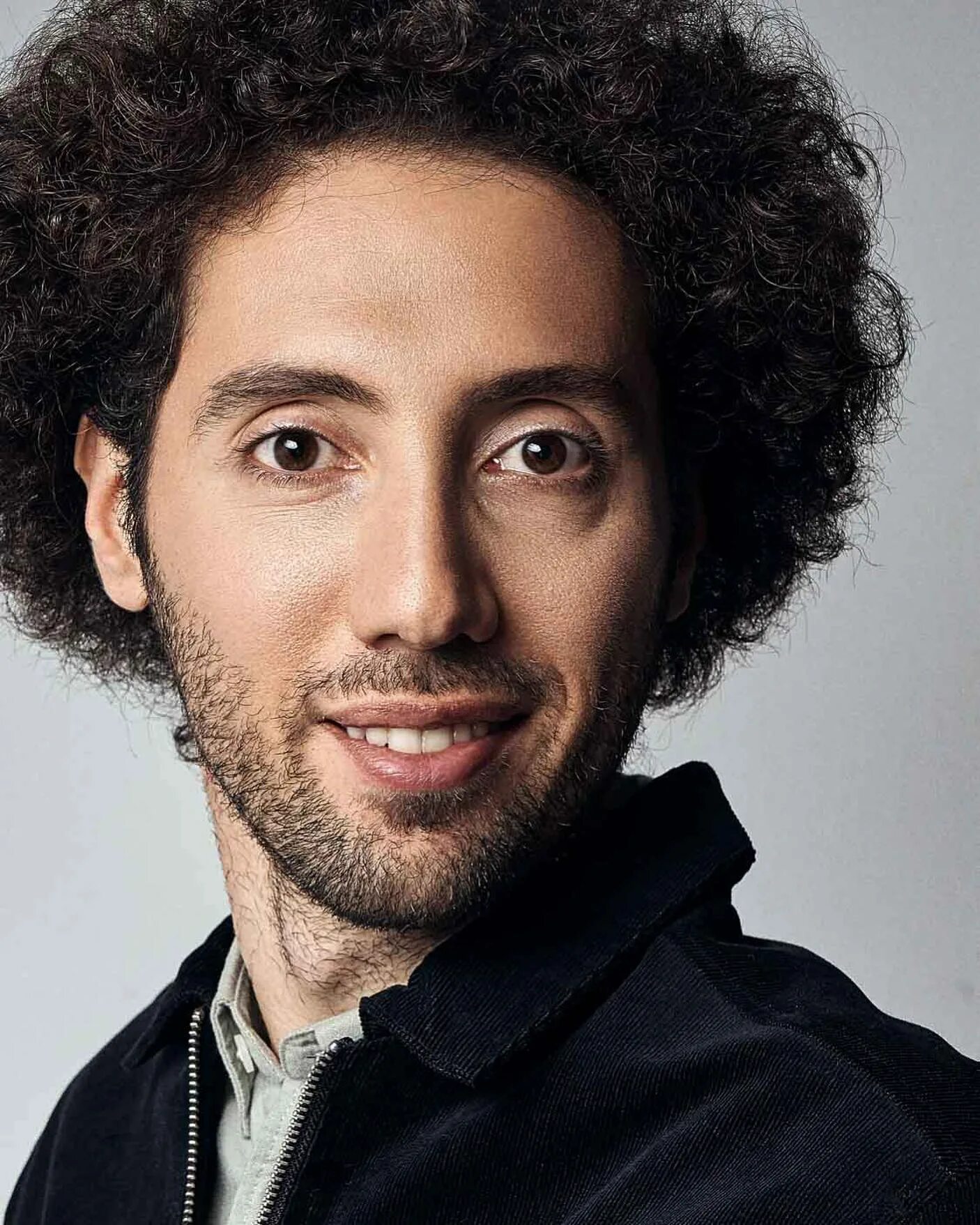 романов стендап. кучерявый комик. еврей стендап дмитрий романов. кучерявый комик. александр морозов аншлаг.