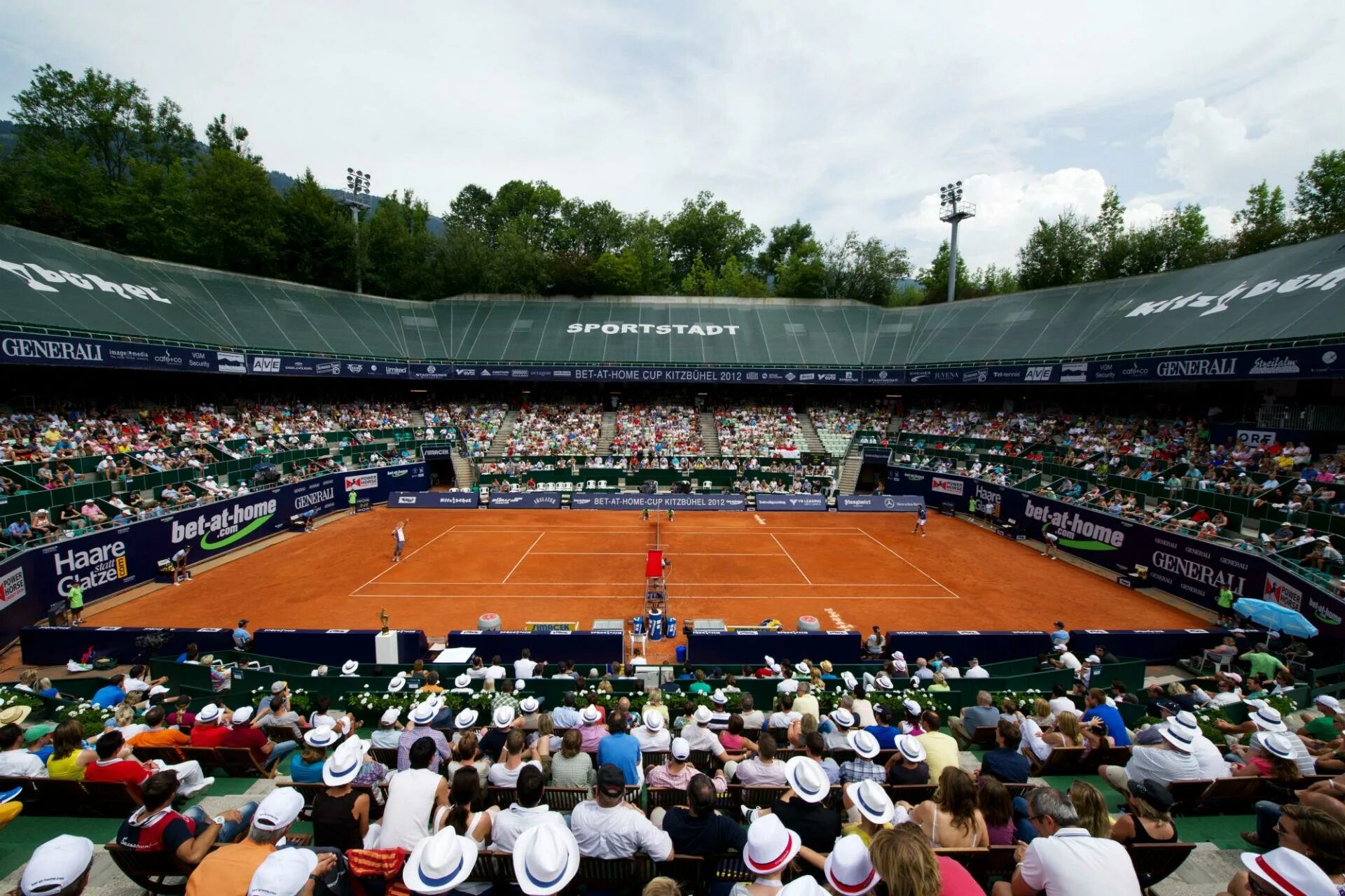 Теннис стадион. Теннисные корты Австрии. Большой теннис стадион. Теннисный корт зрители.