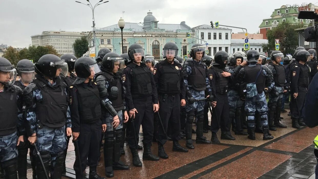 Митинг доклад. Росгвардия на митинге. Массовые беспорядки полиция Россия. Силовики России.