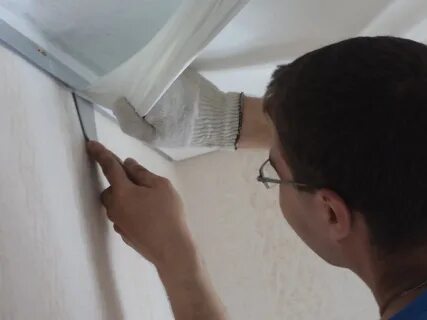 Монтаж вставки натяжного потолка