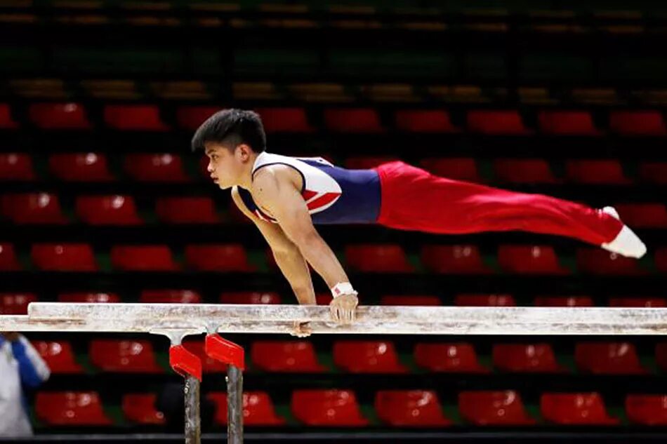 Asian gym. Гимнасты Бойз. Спортивная гимнастика в Китае. Спортивная гимнастика пьедестал. Син Джэ Хван гимнаст.