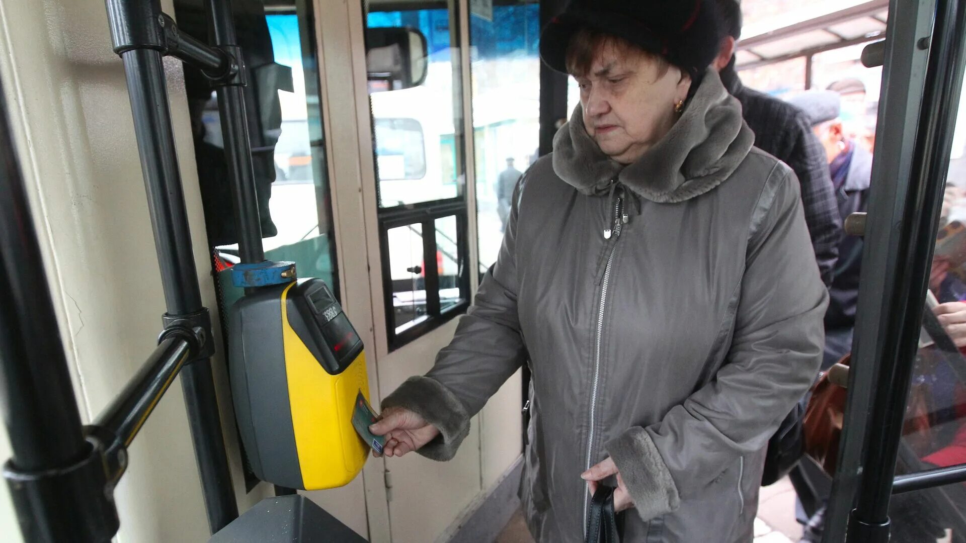 Городской транспорт оплата проезда. Турникет для транспорта. Турникет в автобусе. Турникеты в московских автобусах. Пенсионеры в общественном транспорте.