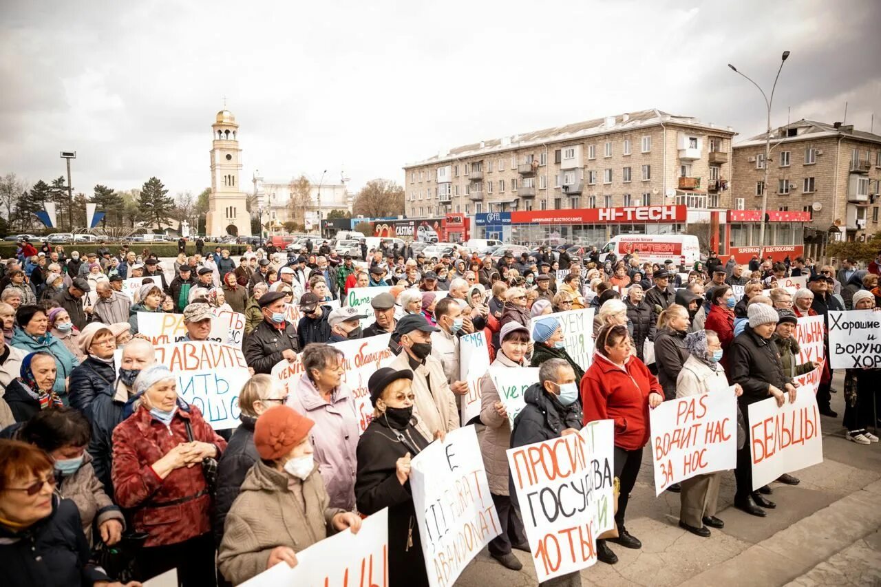 Хочу молдова. Народ плакат. Митинги в Молдавии. Митинг партии Шор. Человек с плакатом на митинге.