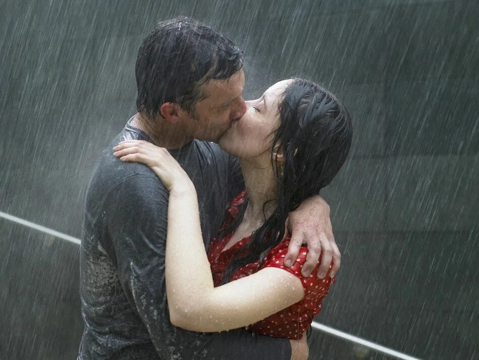 Поцелуй под дождем. Мужчина и женщина под дождем. Любовь под дождем. Целуются под дождем. She s in the rain