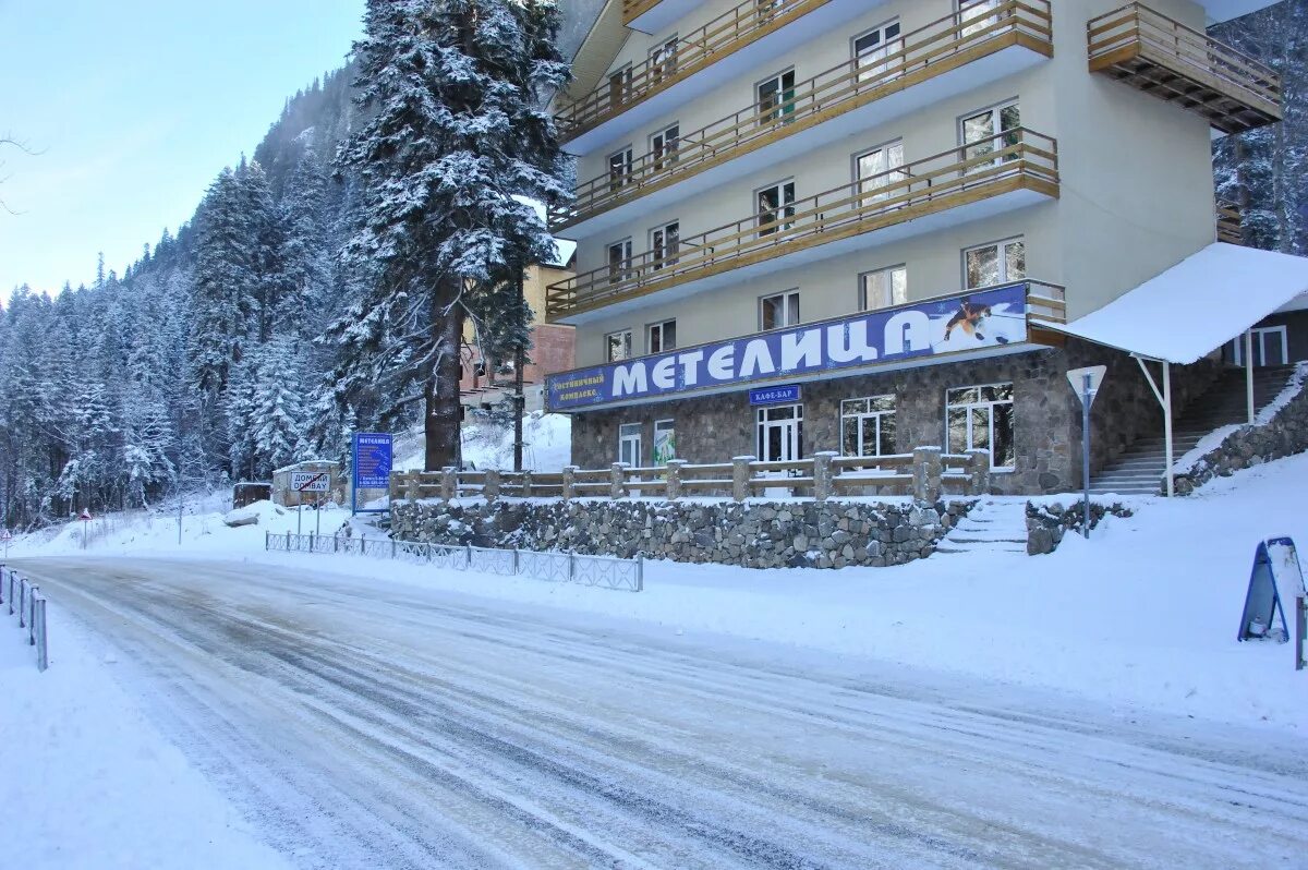 Гостиница метелица домбай кресельный подъемник. Отель метелица домбай. Гостиница метелица домбай. Отель скай домбай. Домбай 2023.