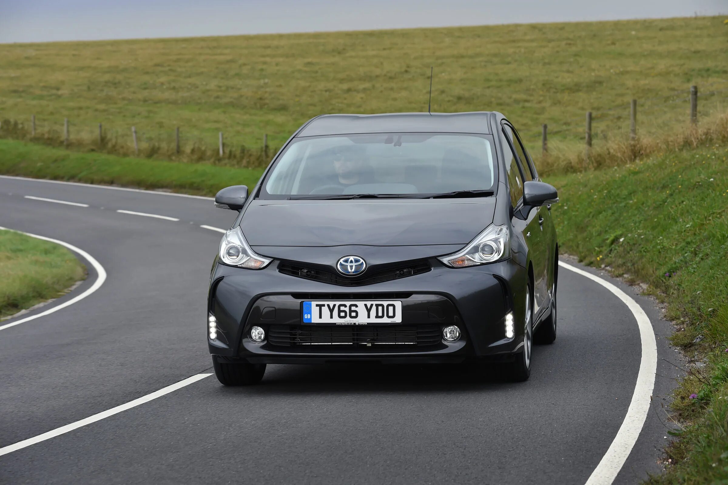Toyota yaris гибрид. Гибрид тойота минусы. P261b тойота приус. Toyota igo. Toyota aqua 2016.