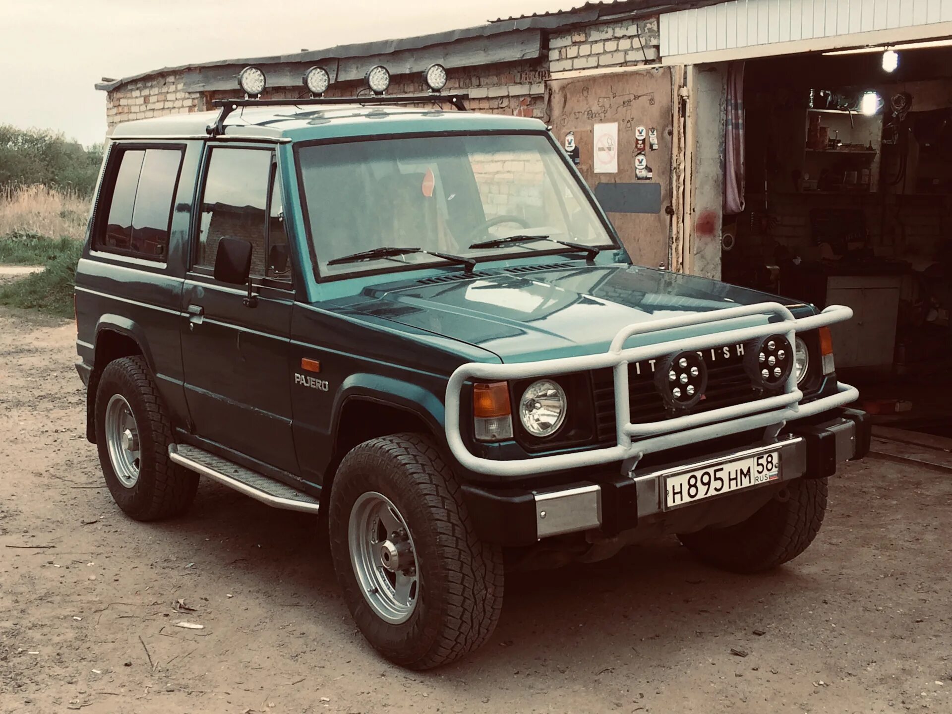 Паджеро 2 поколение купить. Мицубиси Паджеро 1. Mitsubishi Pajero 1 поколение. Mitsubishi Pajero 1984. Мицубиси Паджеро 1987.