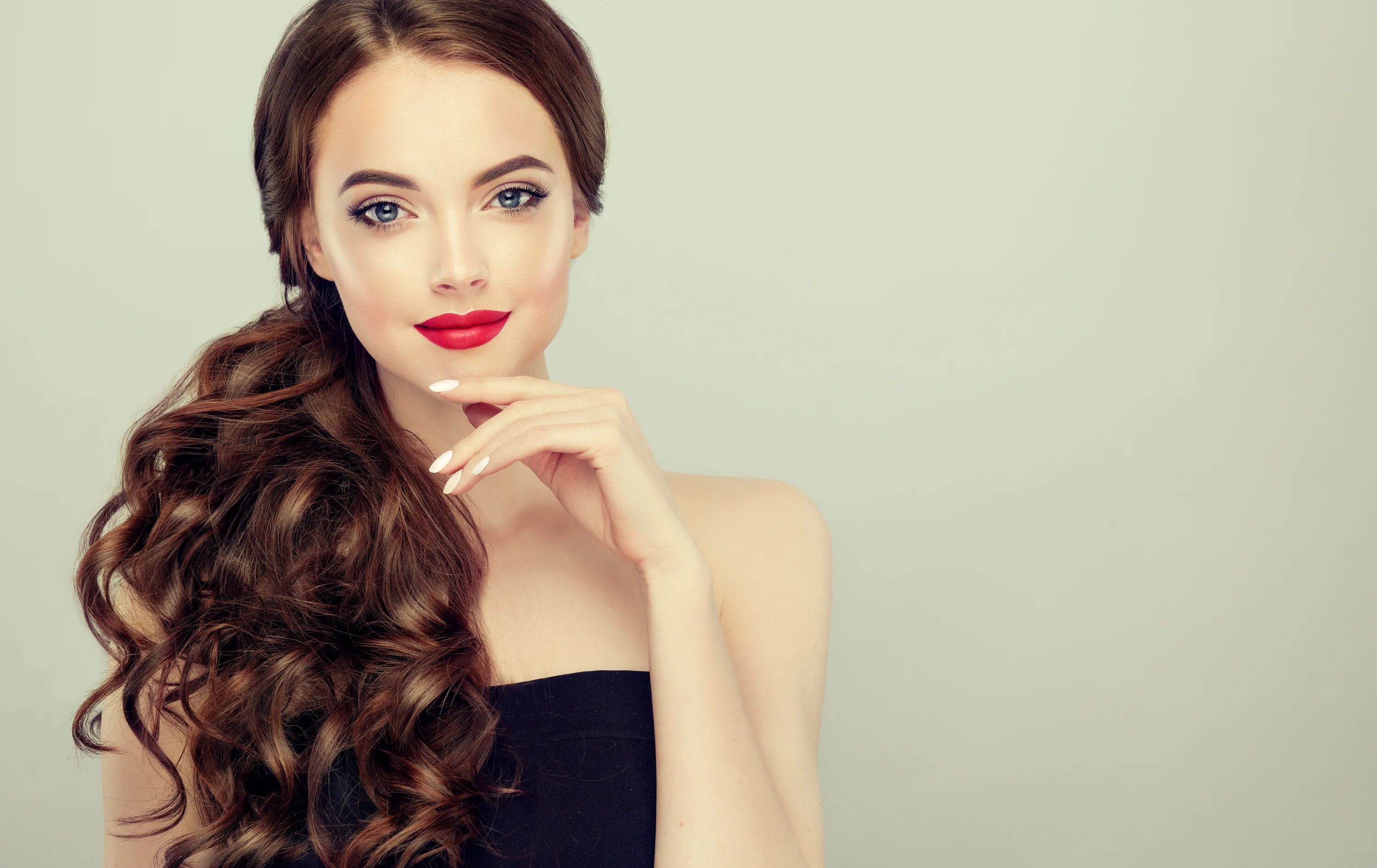 девочка макияж волосы. анна субботина светская львица. макияж на белом фоне. яркий макияж. красивая девушка салон красоты.