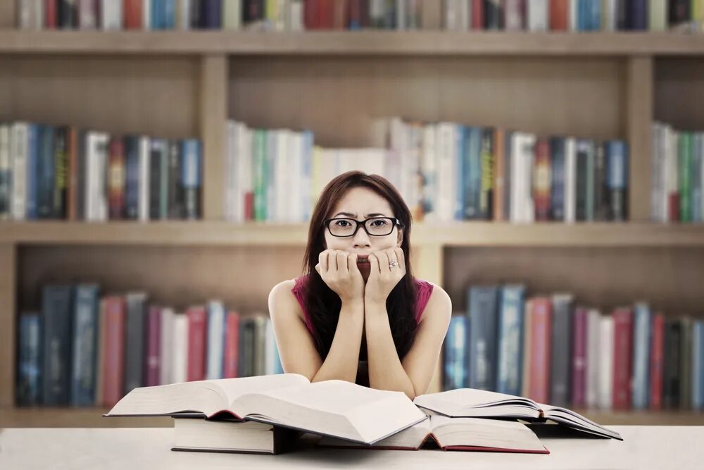 She study for her exams. Девушка с учебниками. Девушка в архиве. Архив - стоковые картинки. Девушка в архиве фото.