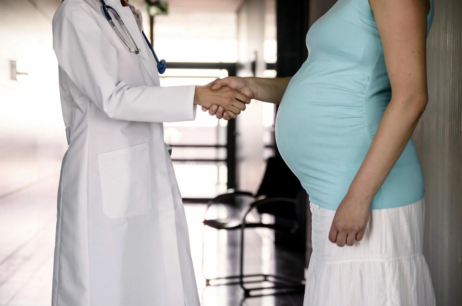 Вторая беременность девочкой. Беременную женщину в больнице.