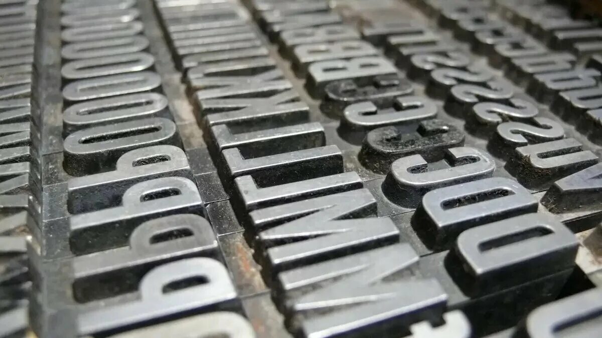 Документом печатают шрифтом. Высокая печать. Высокая печать литеры. Шрифт для бизнеса недвижимости. Metal typesetting.